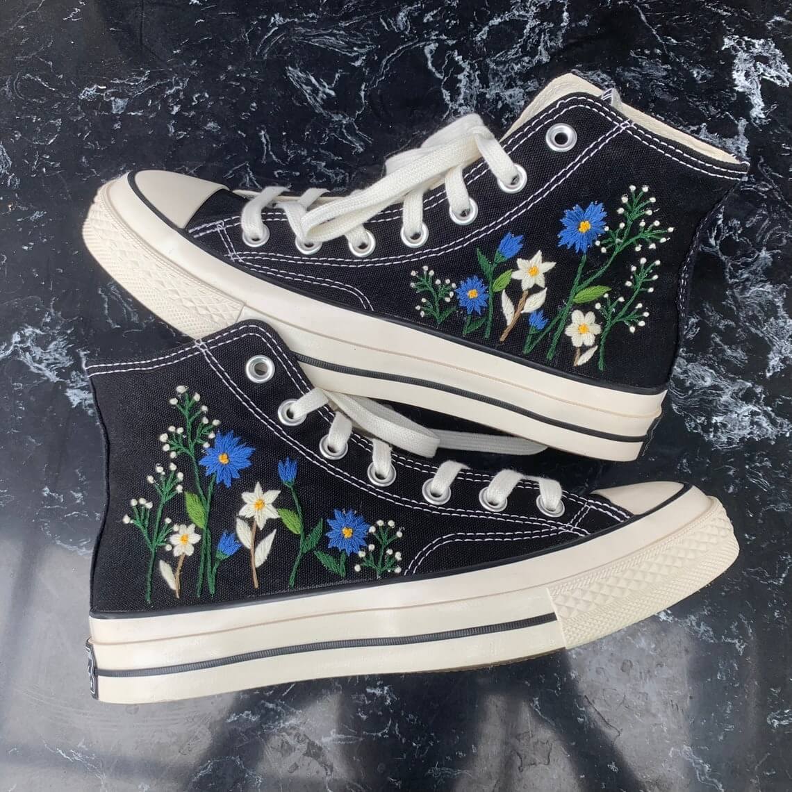 84.1 a6 Converse Embroidered Floral Blue White Chrysanthemums carries the meaning of freedom