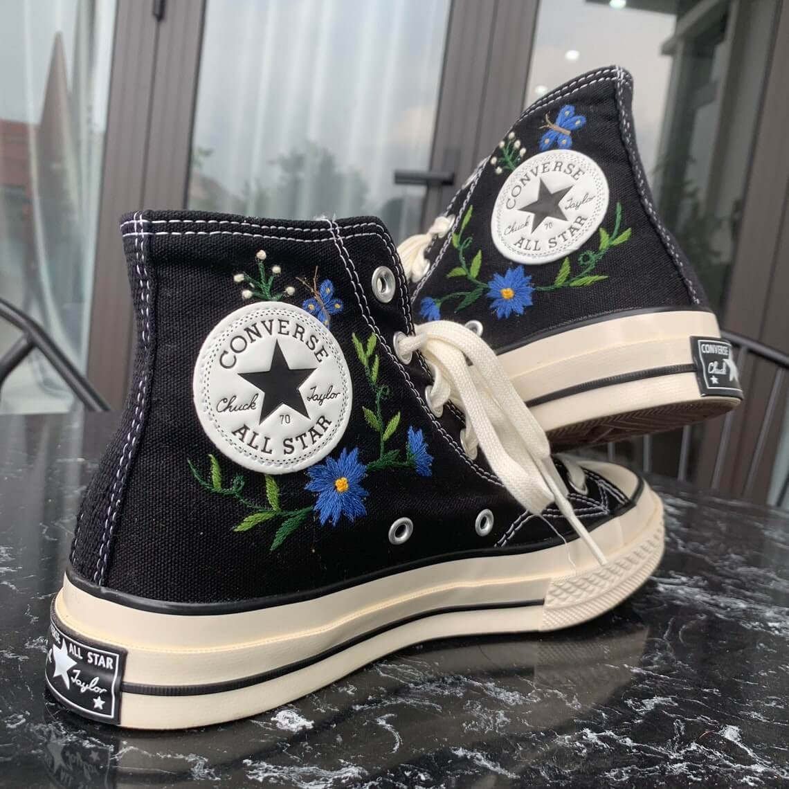 84.2 a5 Converse Embroidered Floral Blue White Chrysanthemums carries the meaning of freedom