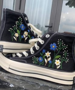 a4 Converse Embroidered Floral Blue White Chrysanthemums carries the meaning of freedom