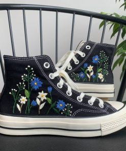 a3 Converse Embroidered Floral Blue White Chrysanthemums carries the meaning of freedom
