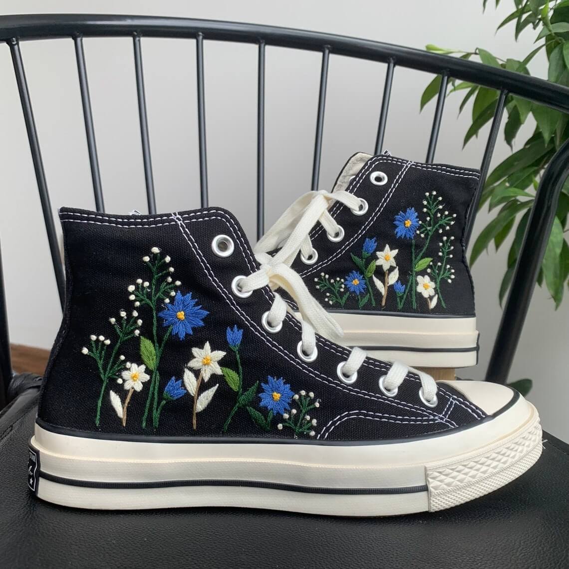 84.4 a3 Converse Embroidered Floral Blue White Chrysanthemums carries the meaning of freedom
