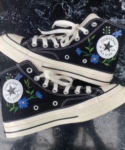 a2 Converse Embroidered Floral Blue White Chrysanthemums carries the meaning of freedom