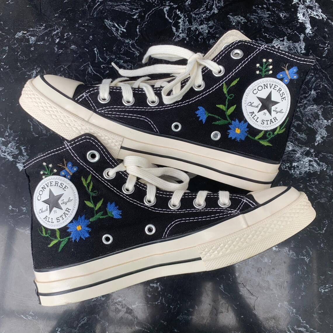 84.5 a2 Converse Embroidered Floral Blue White Chrysanthemums carries the meaning of freedom